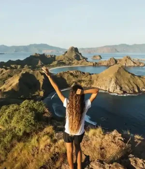 woman-in-padar-national-park